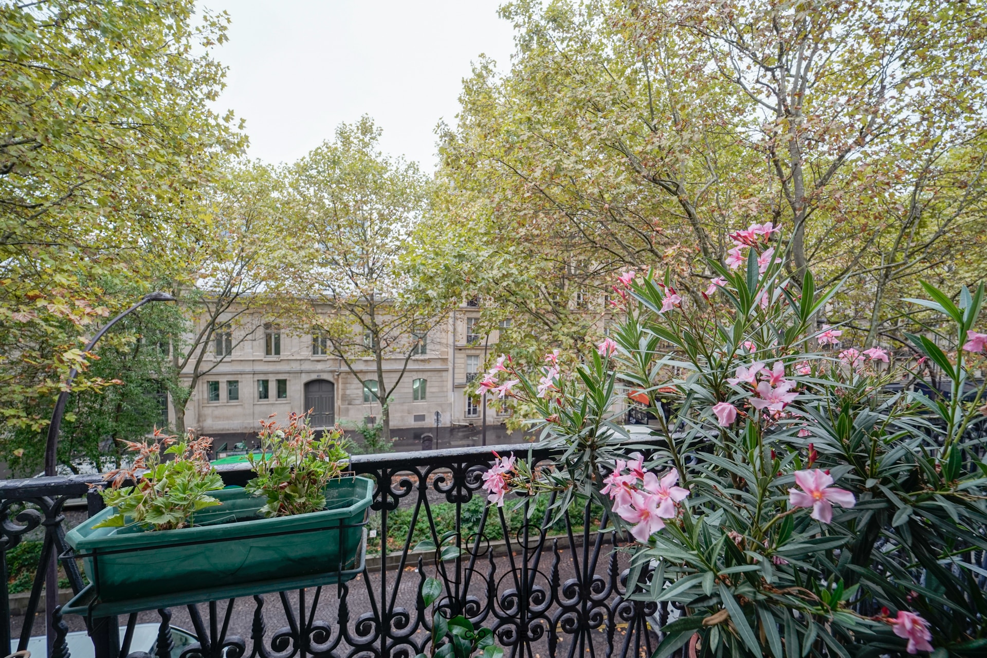 Lire la suite à propos de l’article Paris 9 – MANON  – Quartier Trudaine – Bel Appartement familial de 168m2, quatre chambres et balcon filant