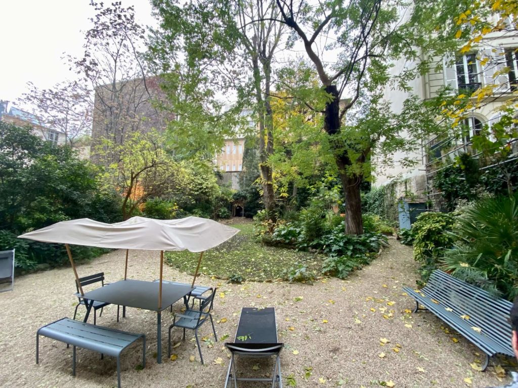 quartier paris 9 martyrs immobilier appartement rez de chaussee avec jardin